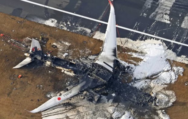 Japan Airlines, Sahil Güvenlik uçağı ile çarpıştıktan sonra küle dönen yolcu uçağının, şirkete 100 milyon dolardan fazla zarara mal olacağını söyledi