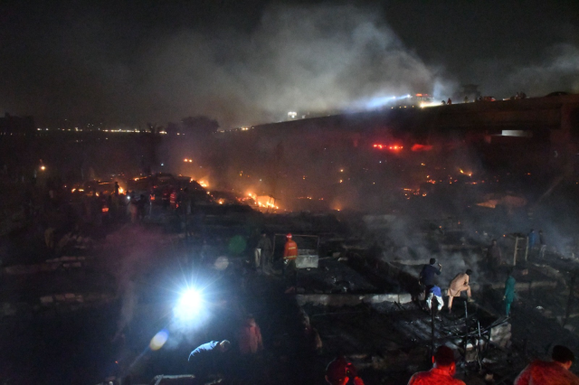 Pakistan'ın Karaçi kentinde yangında 100'den fazla ev küle döndü