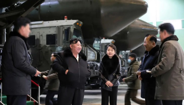 Kim Jong Un, ABD ve Güney Kore'yi 'yok etme' tehdidinden günler sonra halefi olarak görülen kızı ile füze üretim tesisini ziyaret etti