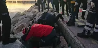 Bandırma'da kayalıklara sıkışan çocuğu itfaiye ekibi kurtardı