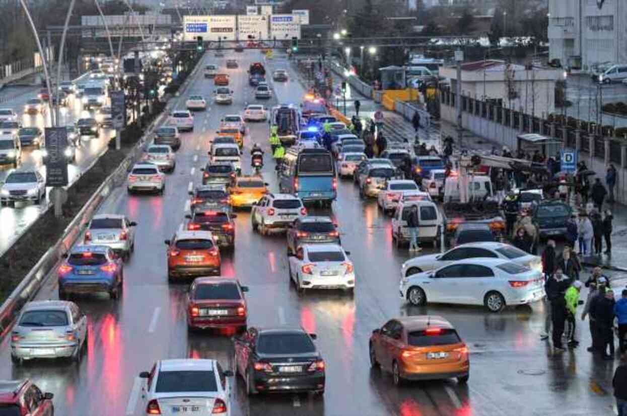 Ankara'da zincirleme kaza: 26 araç birbirine girdi Ankara'da zincirleme kaza: 26 araç birbirine girdi