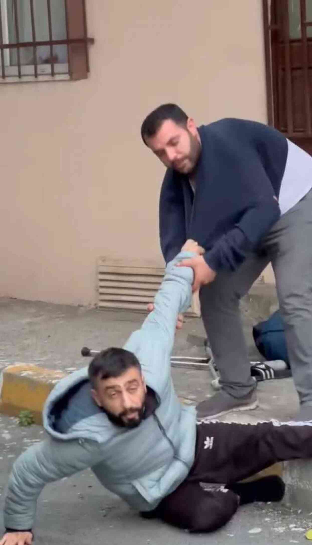 'Bana büyü yaptılar' diyen adam kendini yerden yere attı