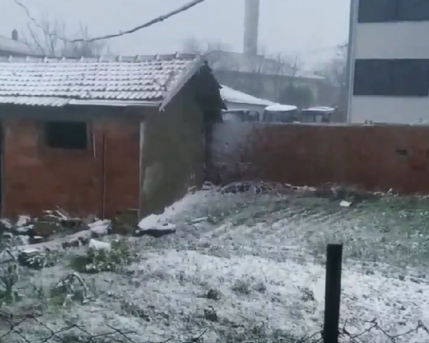 Sıcaklığın 10 derece birden düştüğü İstanbul'da beklenen kar yağışı başladı