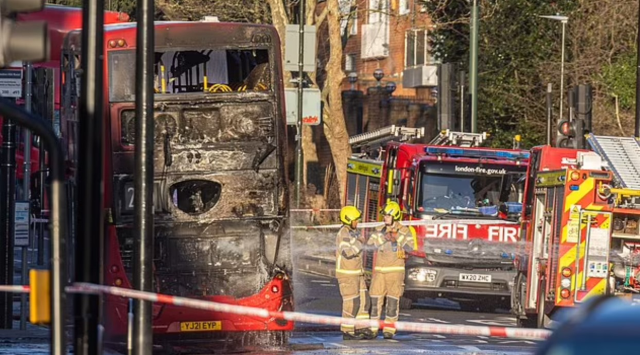 Londra'da elektrikli çift katlı otobüste patlama meydana geldi