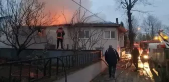 Hendek'te çıkan yangında 2 katlı ev kullanılamaz hale geldi