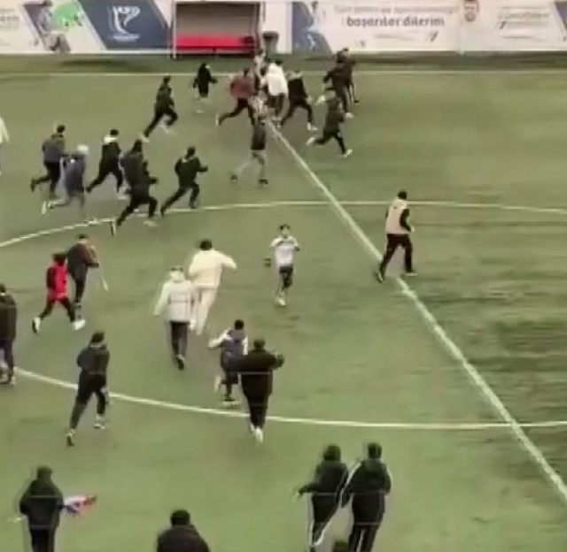 Görüntü Türkiye'den! Holiganlar sahaya girip 13 yaşındaki futbolculara saldırdı