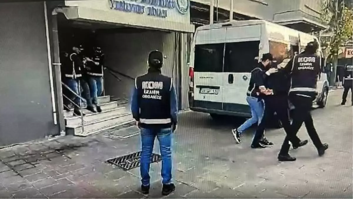 İzmir de FETÖ ve silah kaçakçılığı suçlarından aranan 2 kişi yakalandı