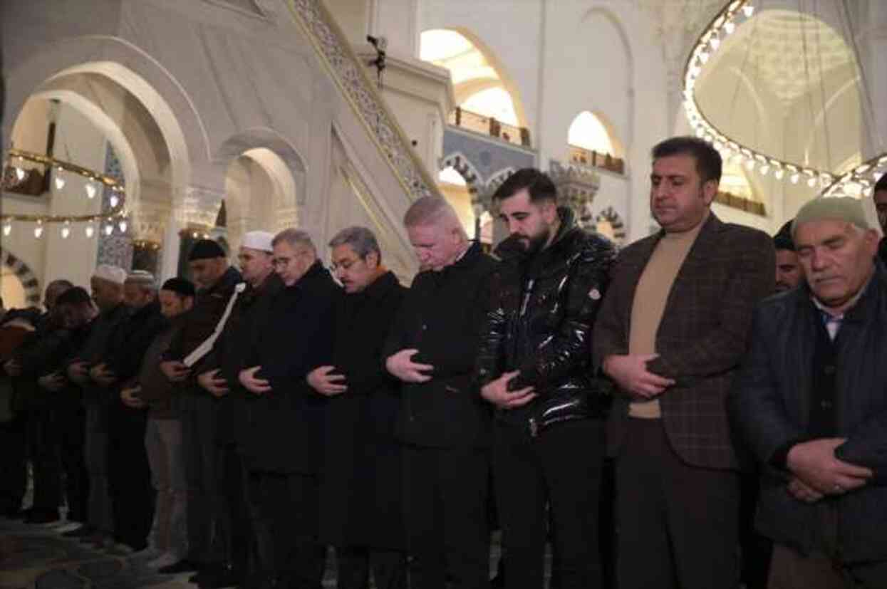 9 şehidimiz için İstanbul'daki camilerde sabah namazında dua edildi 9 şehidimiz için İstanbul'daki camilerde sabah namazında dua edildi