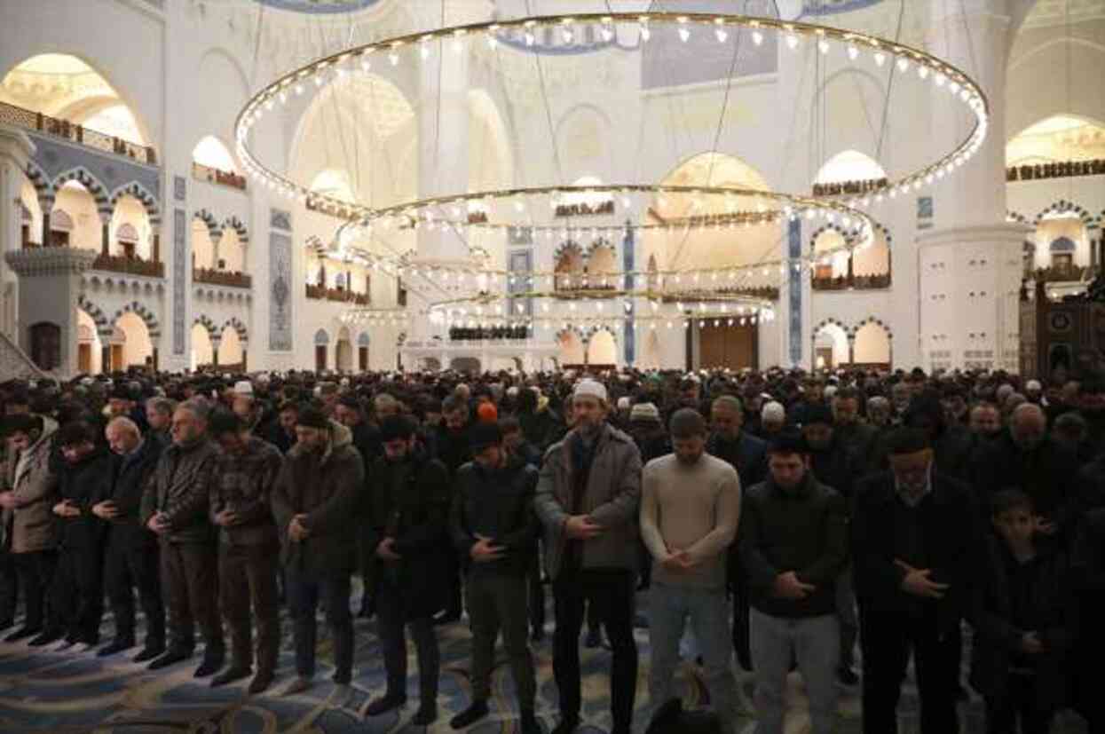 9 şehidimiz için İstanbul'daki camilerde sabah namazında dua edildi 9 şehidimiz için İstanbul'daki camilerde sabah namazında dua edildi