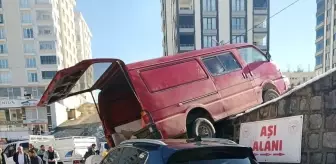 Trabzon'da minibüs otomobilin üzerine düştü