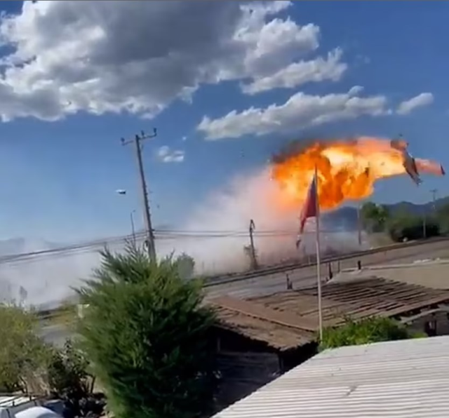 Şili'de yangına müdahale eden yangın uçağı elektrik kablolarına çarptı. Alev topuna dönen uçağın pilotu feci şekilde hayatını kaybetti