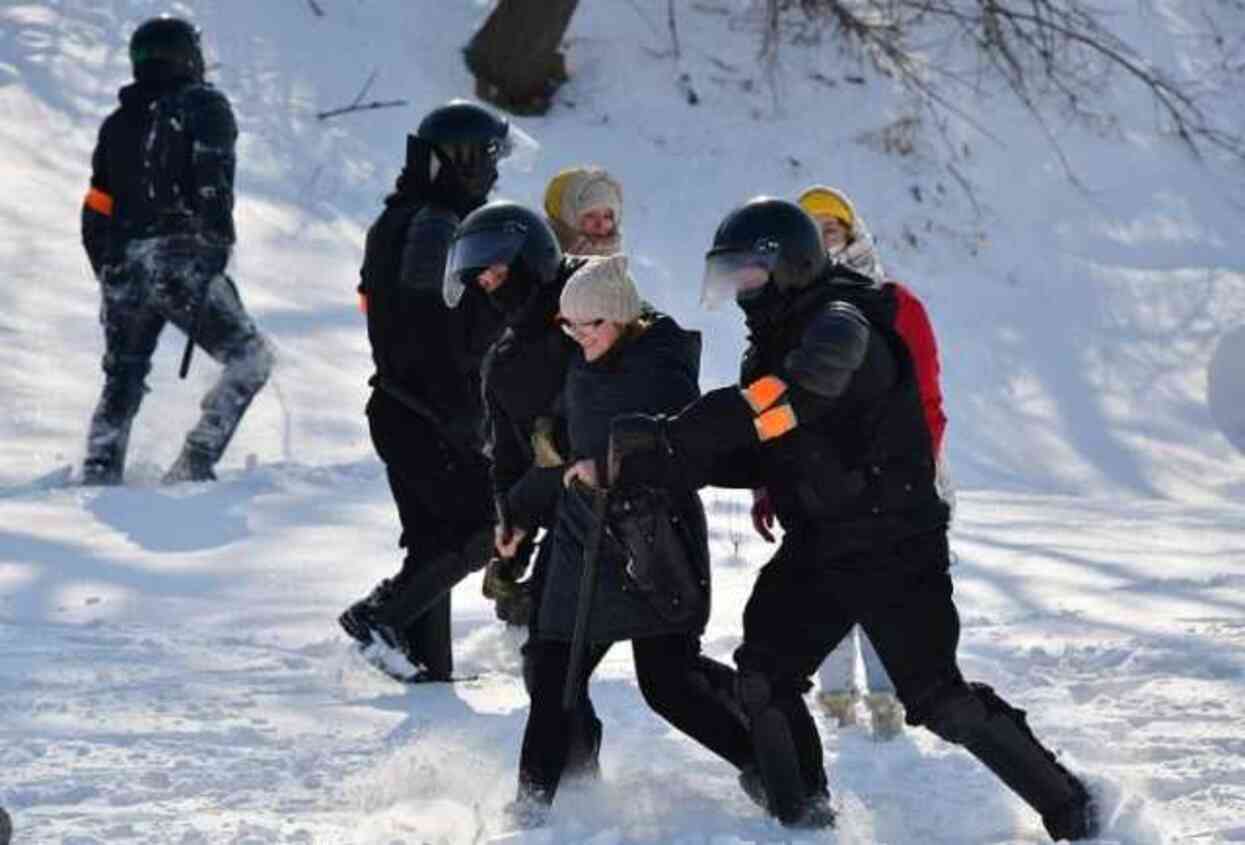 Rusya'da insan hakları aktivisti Fail Alsynov'a dört yıl hapis cezası verilmesinden sonra başlayan protestolar çatışmaya döndü Rusya'da insan hakları aktivisti Fail Alsynov'a dört yıl hapis cezası verilmesinden sonra başlayan protestolar çatışmaya döndü