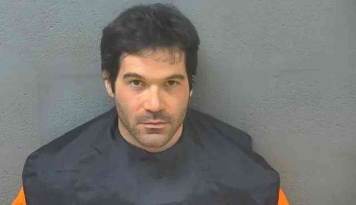 Amerikan Havayolları uçuş görevlisi uçak tuvaletinde genç kızların gizli görüntülerini kaydetti