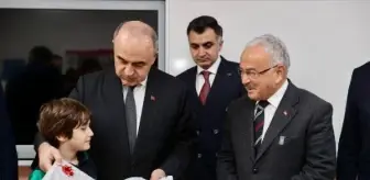 Vali, minik öğrencinin hayal kırıklığını gidermeye çalıştı