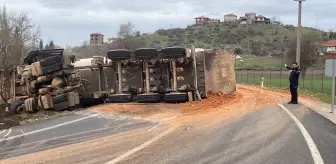 Balıkesir Sındırgı'da maden ocağından hafriyat taşıyan kamyon devrildi