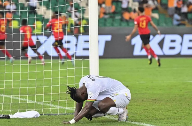 Ganalı gazeteciler, Afrika kupasında Mozambik berabere kalarak ilk 16 şansını kaybeden milli takım futbolcularına saldırdı