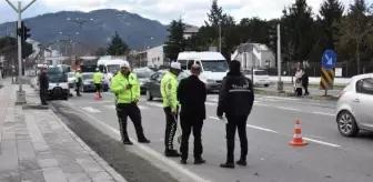 Ordu'da kırmızı ışıkta geçmeye çalışan yayalara taksi çarptı