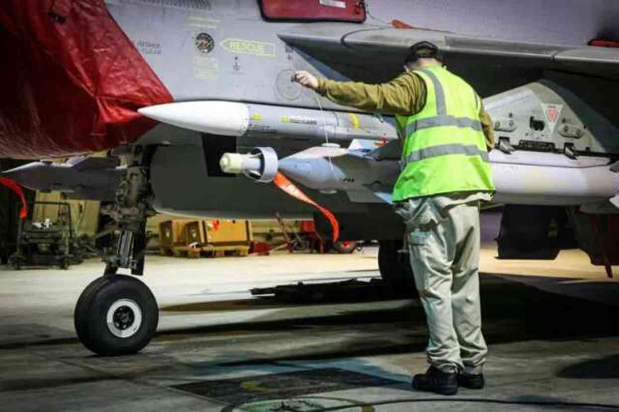 Kızıldeniz'de iki ABD komandosunun kaybolmasından sonra İngiltere lazer güdümlü füzeler ile Yemen'i vurdu Kızıldeniz'de iki ABD komandosunun kaybolmasından sonra İngiltere lazer güdümlü füzeler ile Yemen'i vurdu