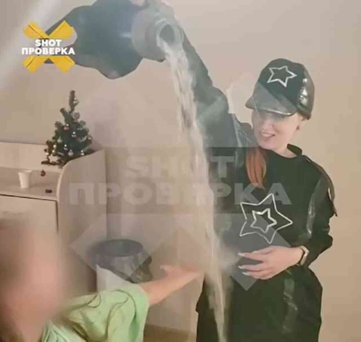 Rusya'da doğum gününde göstericinin üzerine sıvı azot döktüğü 10 yaşındaki kız ağır yaralandı Rusya'da doğum gününde göstericinin üzerine sıvı azot döktüğü 10 yaşındaki kız ağır yaralandı