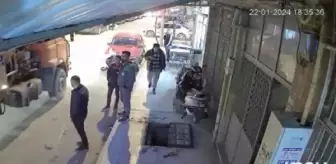 Elindeki telefona bakan kişi, kaldırımda rögara düştü! O anlar kamerada