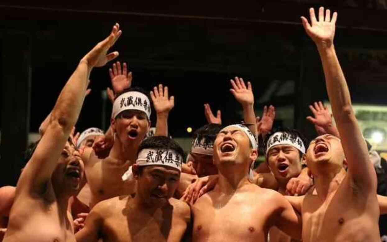 Japonya'nın 1,250 yıllık tarihinde ilk kez kadınların 'çıplak adam' festivaline katılmalarına izin verildi