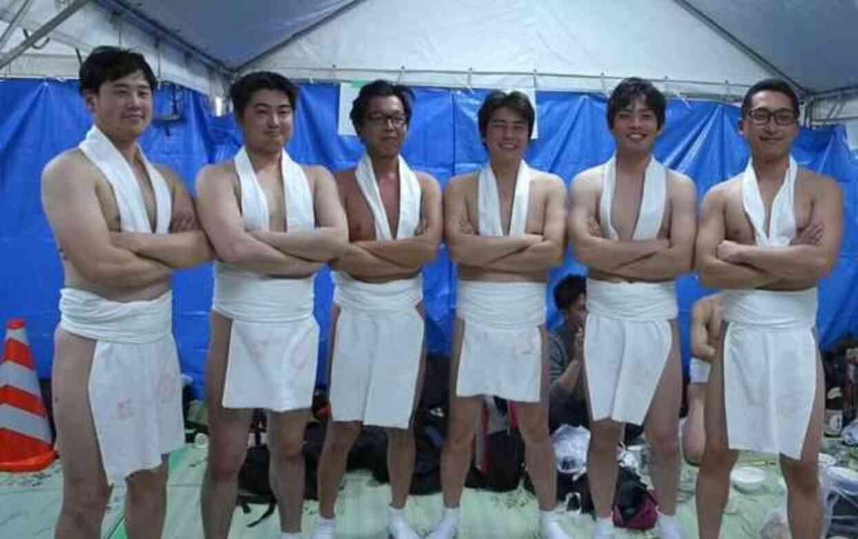 Japonya'nın 1,250 yıllık tarihinde ilk kez kadınların 'çıplak adam' festivaline katılmalarına izin verildi