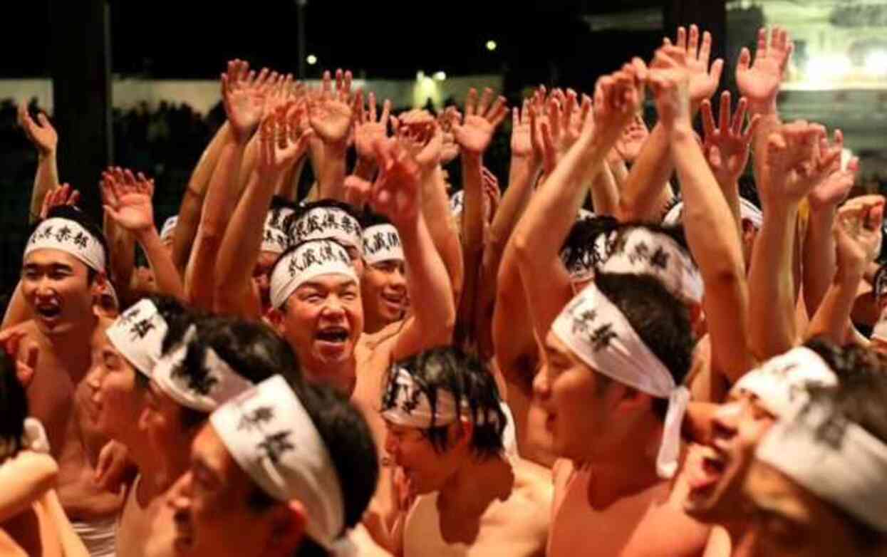 Japonya'nın 1,250 yıllık tarihinde ilk kez kadınların 'çıplak adam' festivaline katılmalarına izin verildi