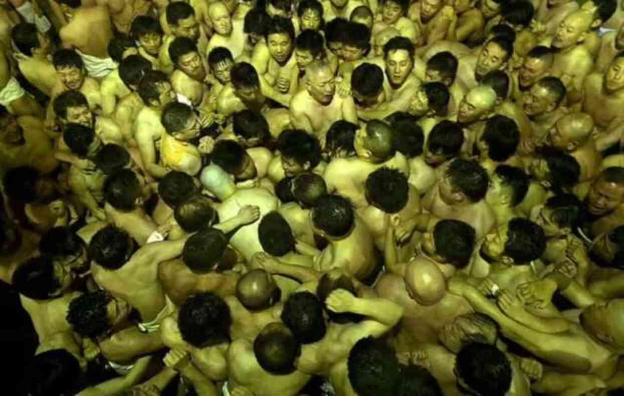 Japonya'nın 1,250 yıllık tarihinde ilk kez kadınların 'çıplak adam' festivaline katılmalarına izin verildi