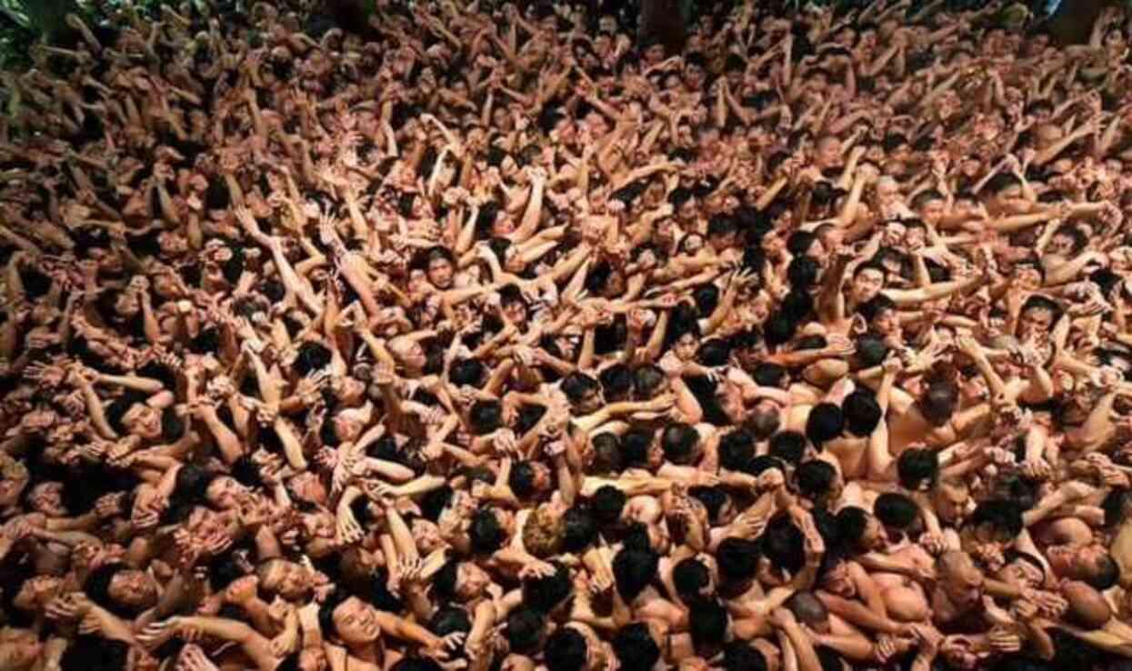 Japonya'nın 1,250 yıllık tarihinde ilk kez kadınların 'çıplak adam' festivaline katılmalarına izin verildi