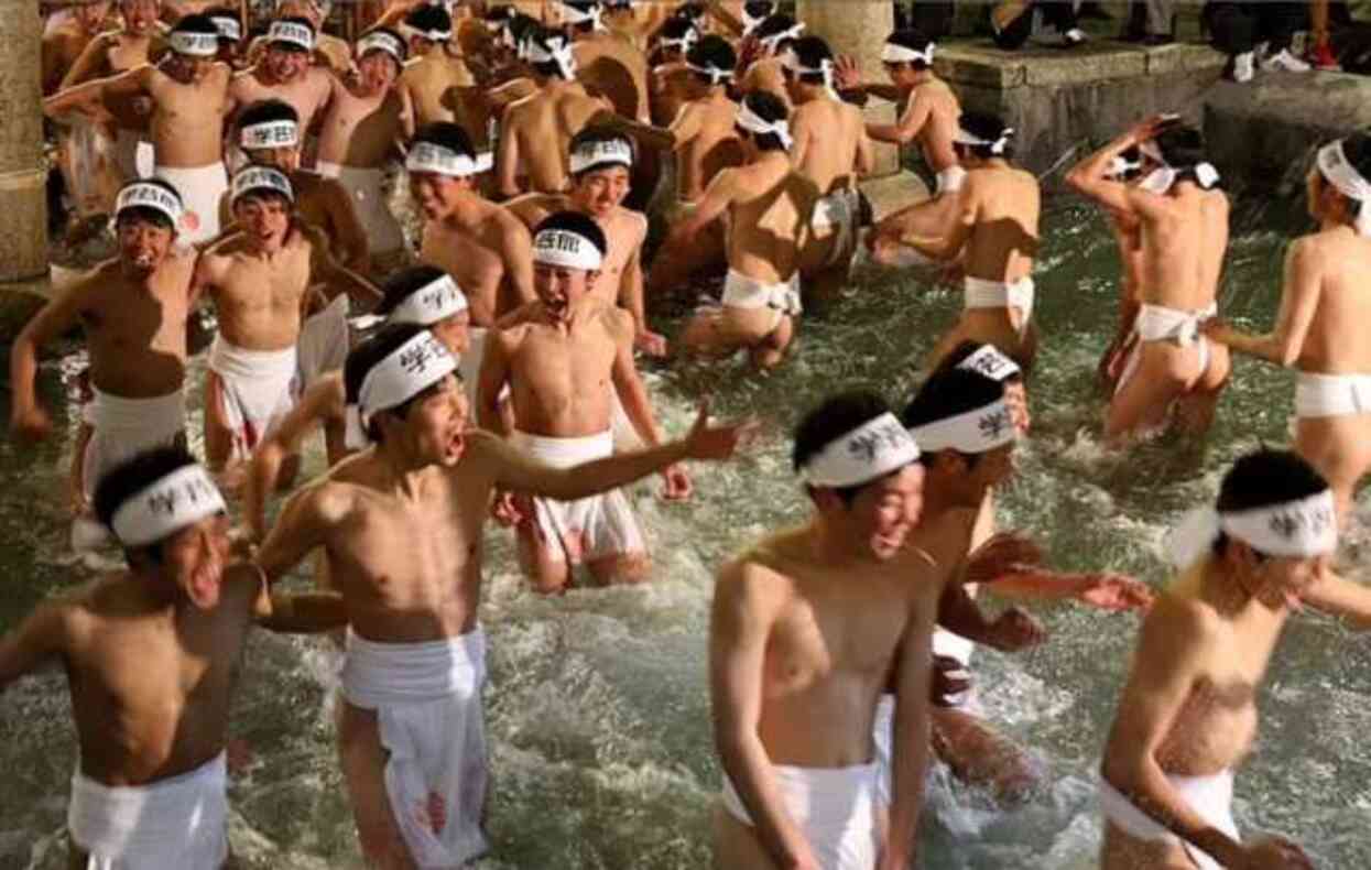 Japonya'nın 1,250 yıllık tarihinde ilk kez kadınların 'çıplak adam' festivaline katılmalarına izin verildi