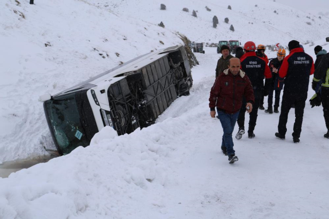 Sivas'ta cenaze yakınlarını taşıyan otobüs devrildi! 20 yaralı