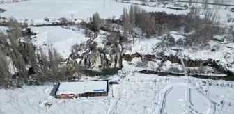 Vangölü Aktivistleri Derneği üyeleri ve vatandaşlar Muradiye Şelalesi'nde yüzdü