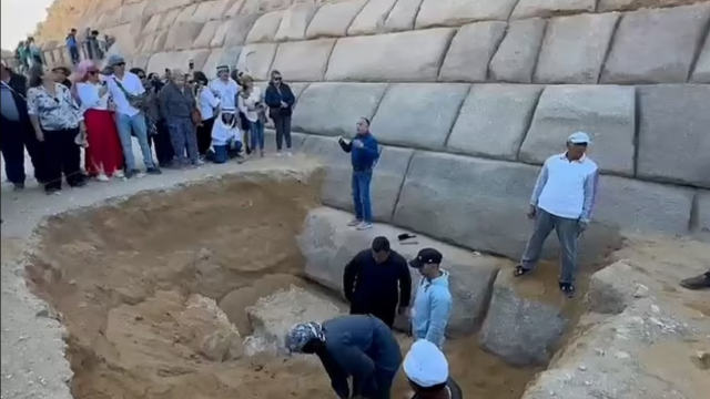 Mısır'da Menkaure Piramidi'ne granit kaplama restorasyonu yapılması tepkilere sebep oldu