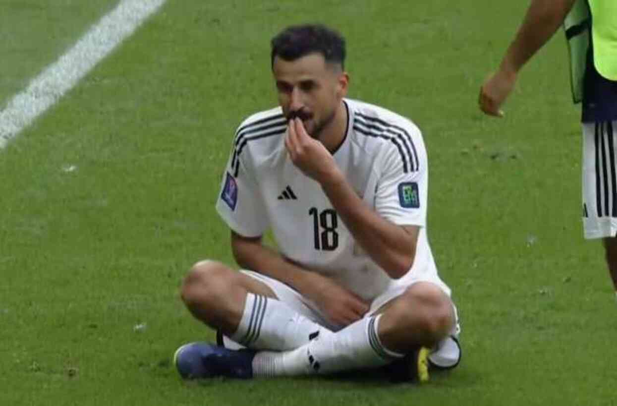 Attığı gol sonrası rakibi ile dalga geçmek için sahada çim yiyen Iraklı forvet ağır bedel ödedi Attığı gol sonrası rakibi ile dalga geçmek için sahada çim yiyen Iraklı forvet ağır bedel ödedi