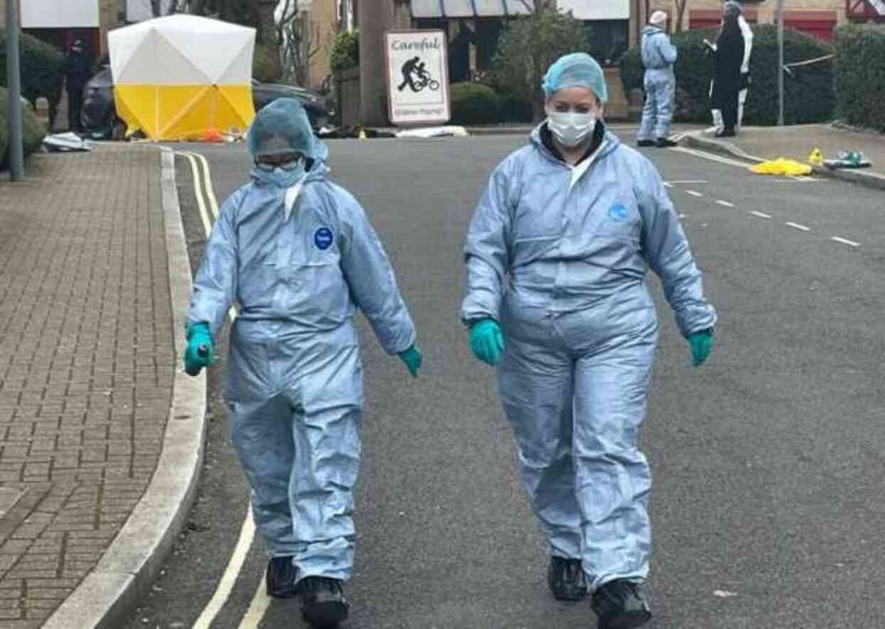 Londra'da yaylı tüfekle bir eve zorla girmeye çalışan adam polis tarafından öldürüldü Londra'da yaylı tüfekle bir eve zorla girmeye çalışan adam polis tarafından öldürüldü