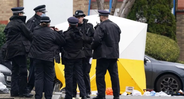 Londra'da yaylı tüfekle bir eve zorla girmeye çalışan adam polis tarafından öldürüldü