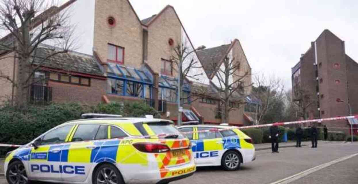 Londra'da yaylı tüfekle bir eve zorla girmeye çalışan adam polis tarafından öldürüldü Londra'da yaylı tüfekle bir eve zorla girmeye çalışan adam polis tarafından öldürüldü