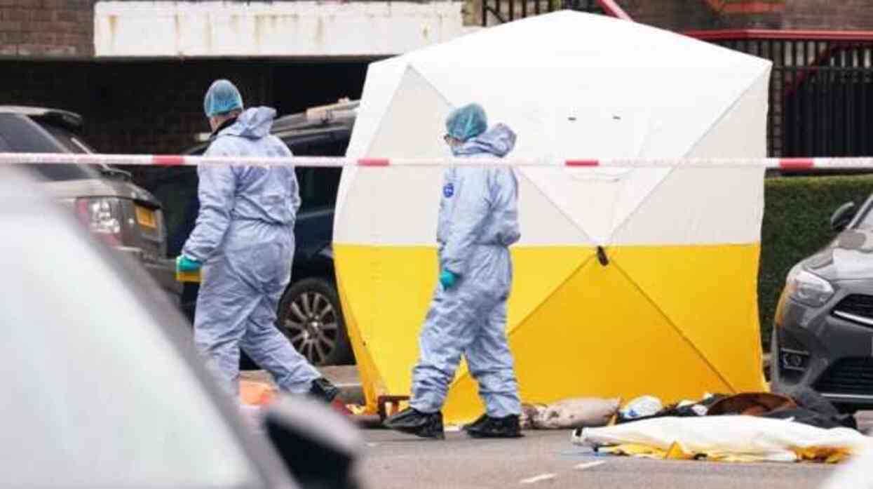 Londra'da yaylı tüfekle bir eve zorla girmeye çalışan adam polis tarafından öldürüldü Londra'da yaylı tüfekle bir eve zorla girmeye çalışan adam polis tarafından öldürüldü
