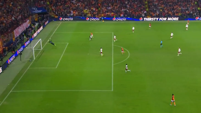 Galatasaray taraftarının topa tuttuğu Kerem'in attığı gol Devler Ligi'nin 'En iyisi' seçildi