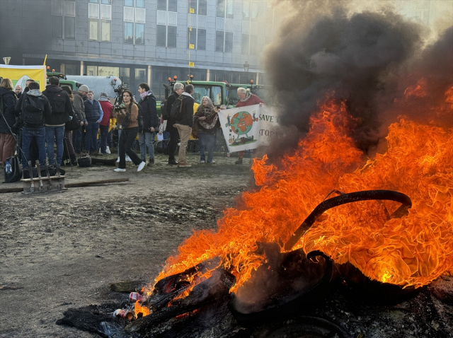 Belçika'da protestolar alevlendi! Çiftçiler Avrupa Parlamentosu'nu kuşattı, ana yollara ulaşılamıyor
