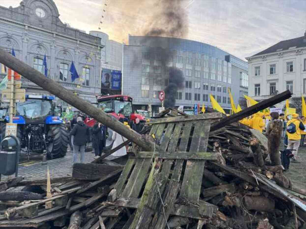 Belçika'da protestolar alevlendi! Çiftçiler Avrupa Parlamentosu'nu kuşattı, ana yollara ulaşılamıyor Belçika'da protestolar alevlendi! Çiftçiler Avrupa Parlamentosu'nu kuşattı, ana yollara ulaşılamıyor