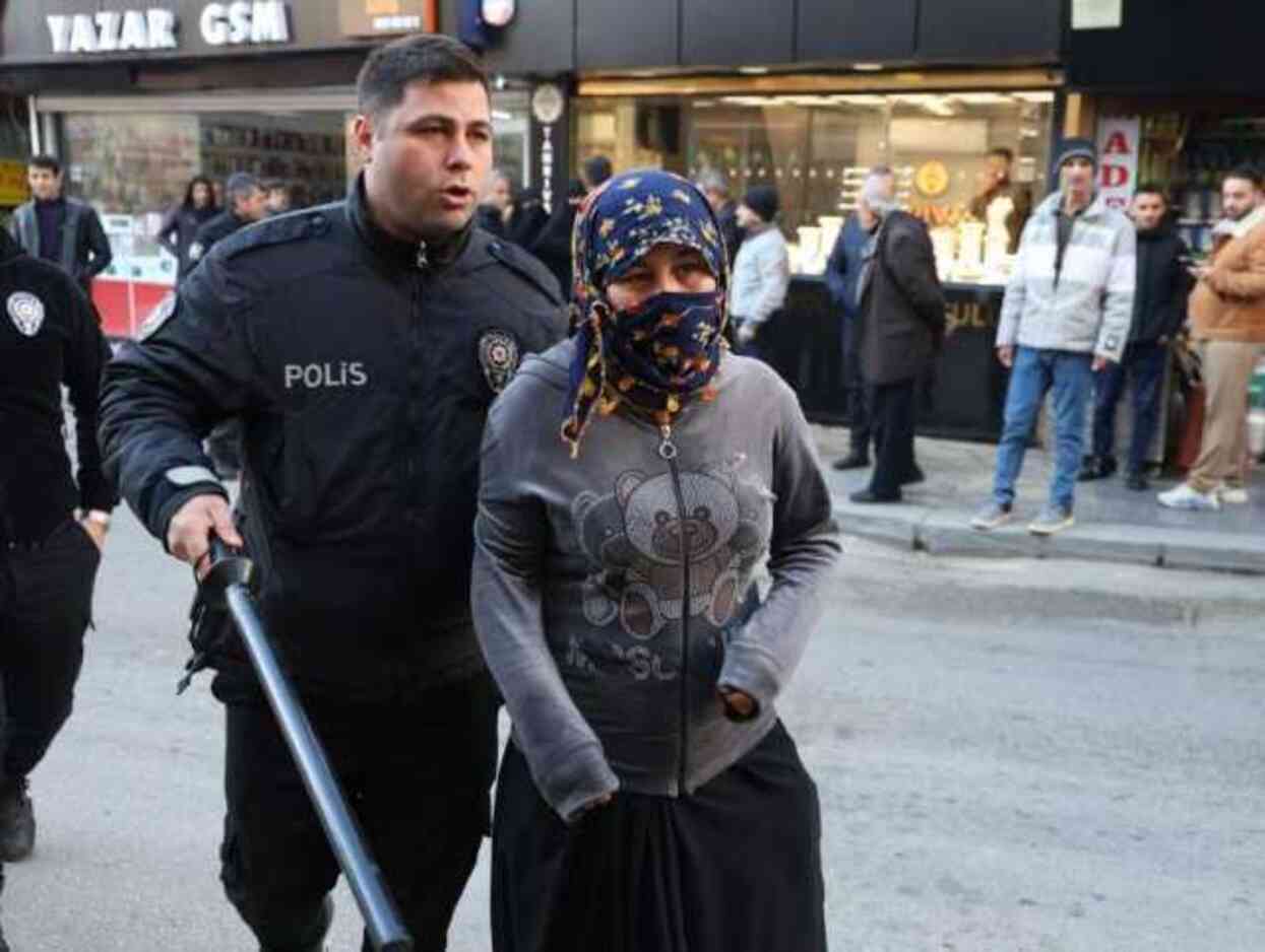 Suçüstü yakalanan Cono kadınları, kurtulmak için kuyumcuya tuvaletini yaptı Suçüstü yakalanan Cono kadınları, kurtulmak için kuyumcuya tuvaletini yaptı