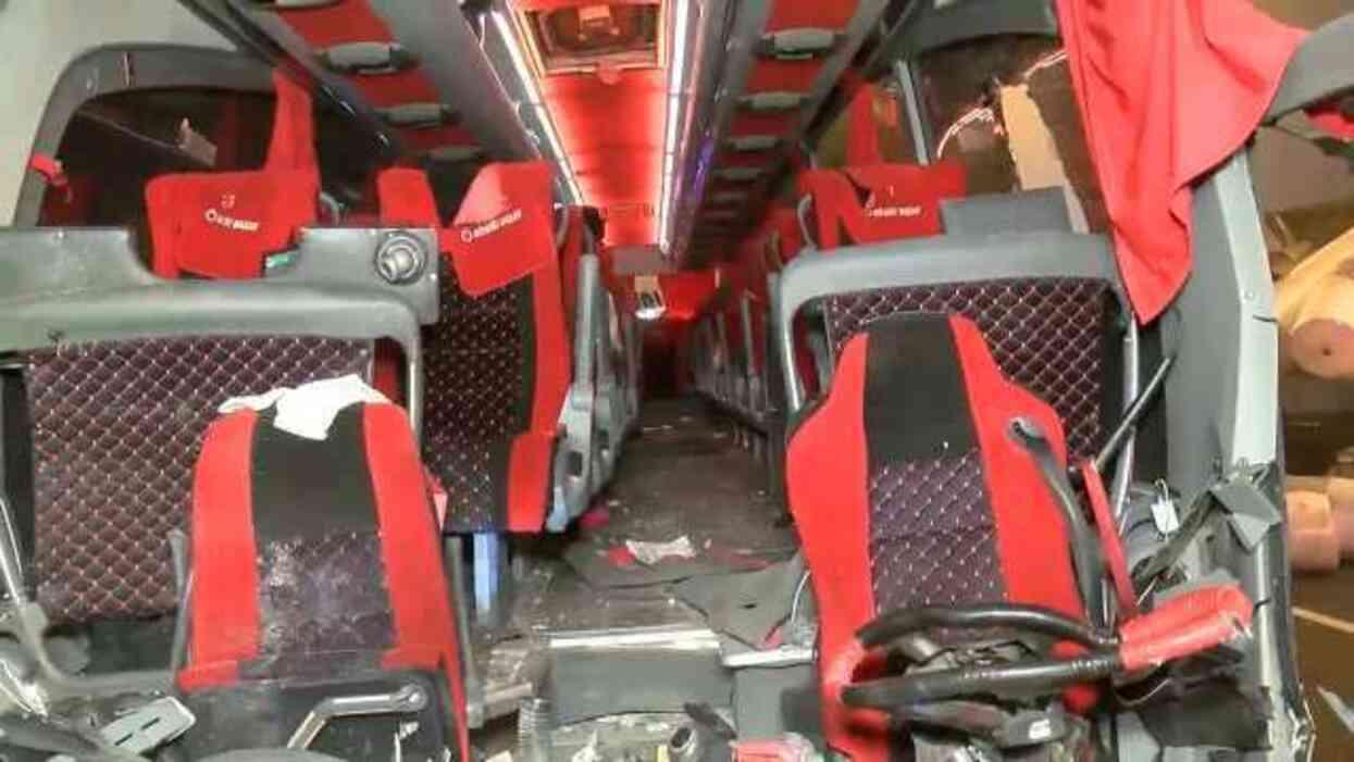 Kuzey Marmara Otoyolu'nda yolcu otobüsü önce bariyere sonra tıra çarptı! Şoför dahil 19 kişi yaralandı