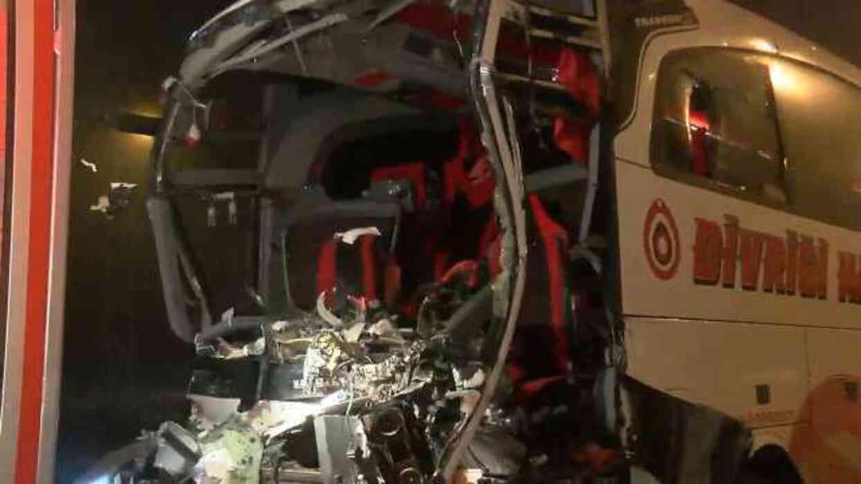 Kuzey Marmara Otoyolu'nda yolcu otobüsü önce bariyere sonra tıra çarptı! Şoför dahil 19 kişi yaralandı Kuzey Marmara Otoyolu'nda yolcu otobüsü önce bariyere sonra tıra çarptı! Şoför dahil 19 kişi yaralandı