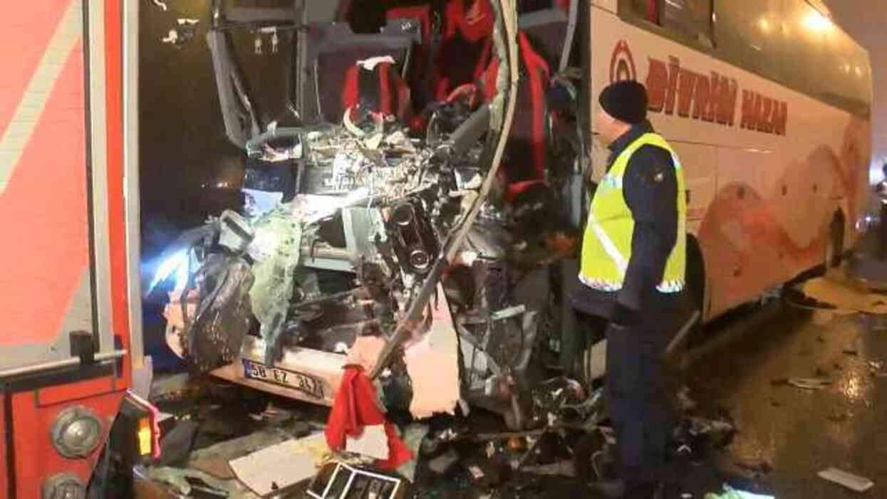 Kuzey Marmara Otoyolu'nda yolcu otobüsü önce bariyere sonra tıra çarptı! Şoför dahil 19 kişi yaralandı Kuzey Marmara Otoyolu'nda yolcu otobüsü önce bariyere sonra tıra çarptı! Şoför dahil 19 kişi yaralandı