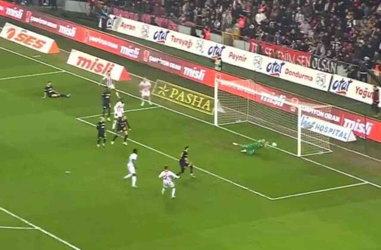 Galatasaray'ın Samsunspor'u yendiği maça Muslera'nın kurtarışları damga vurdu Galatasaray'ın Samsunspor'u yendiği maça Muslera'nın kurtarışları damga vurdu