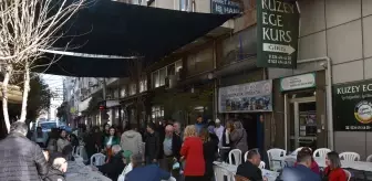 Akhisar Lokantacılar Esnaf Odası, depremde hayatını kaybedenler için helva dağıttı