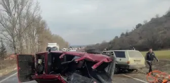 Ankara'nın Nallıhan ilçesinde otomobil çarpışması: 4 ölü, 2 yaralı