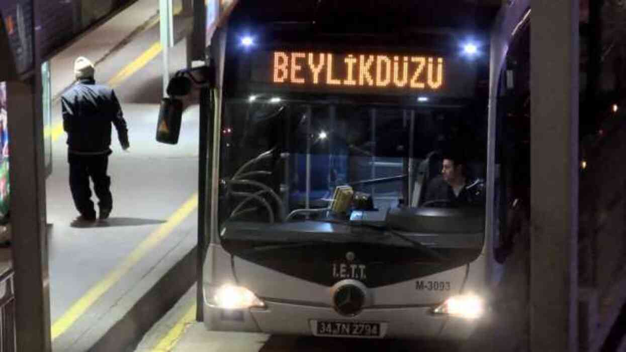 Arıza yapan metrobüsün şoförüne, karşı yönden gelen metrobüs çarptı! Hastanede kurtarılamadı