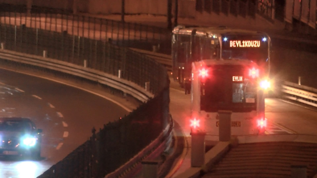 Arıza yapan metrobüsün şoförüne, karşı yönden gelen metrobüs çarptı! Hastanede kurtarılamadı